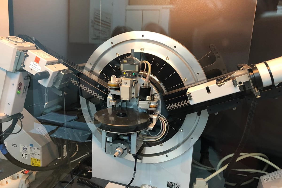 An X-ray diffractometer with a large circular goniometer and a sample stage at its centre.
